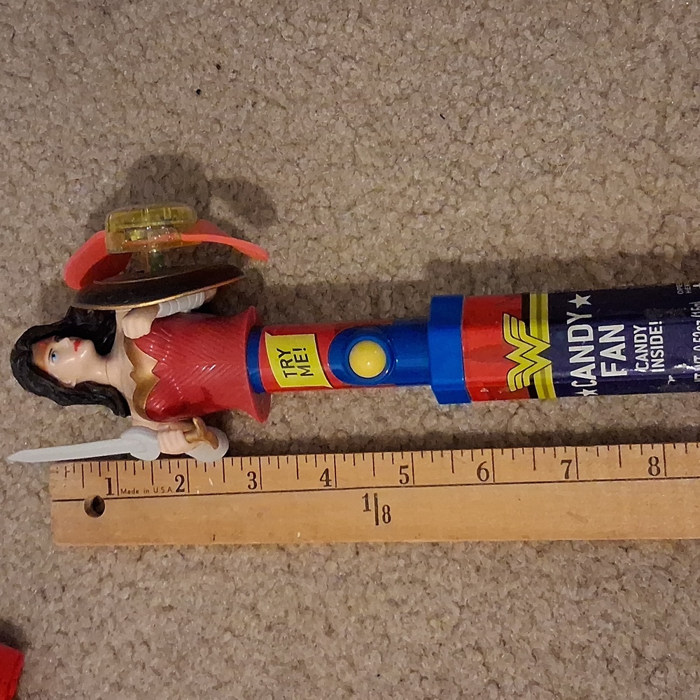 Wonder Woman Red T-Shirt Plus 2 Figurines (no candy in dispenser)